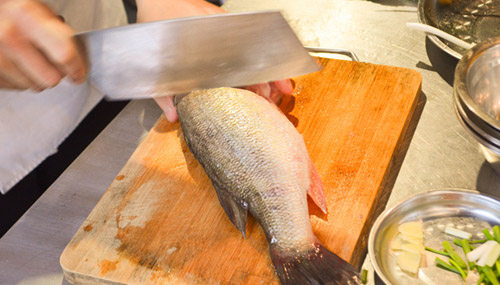 Clarissa Wei demonstrates how to properly cut a Squirrel-shaped Mandarin Fish for serving